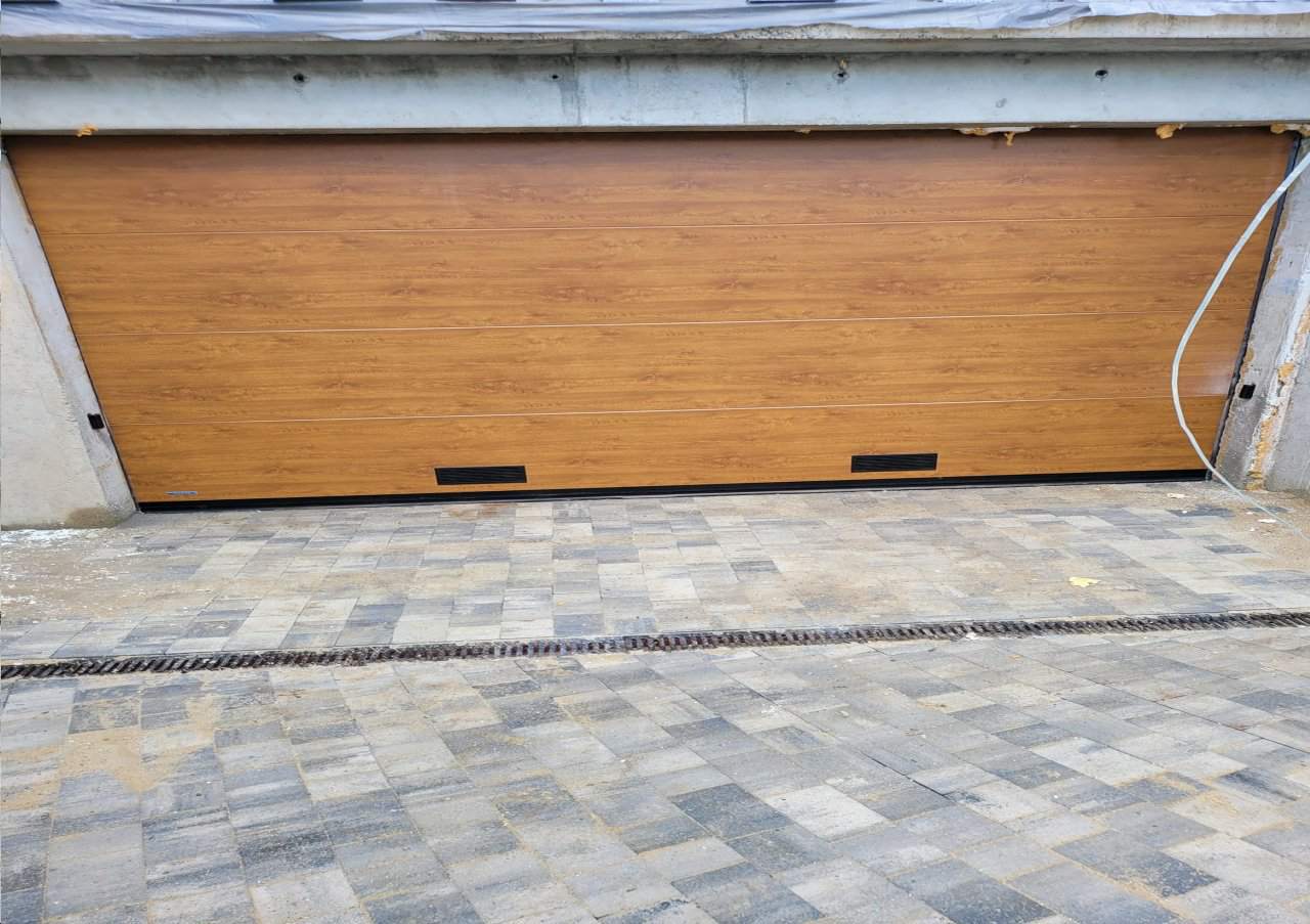 montaż siłowników do bram