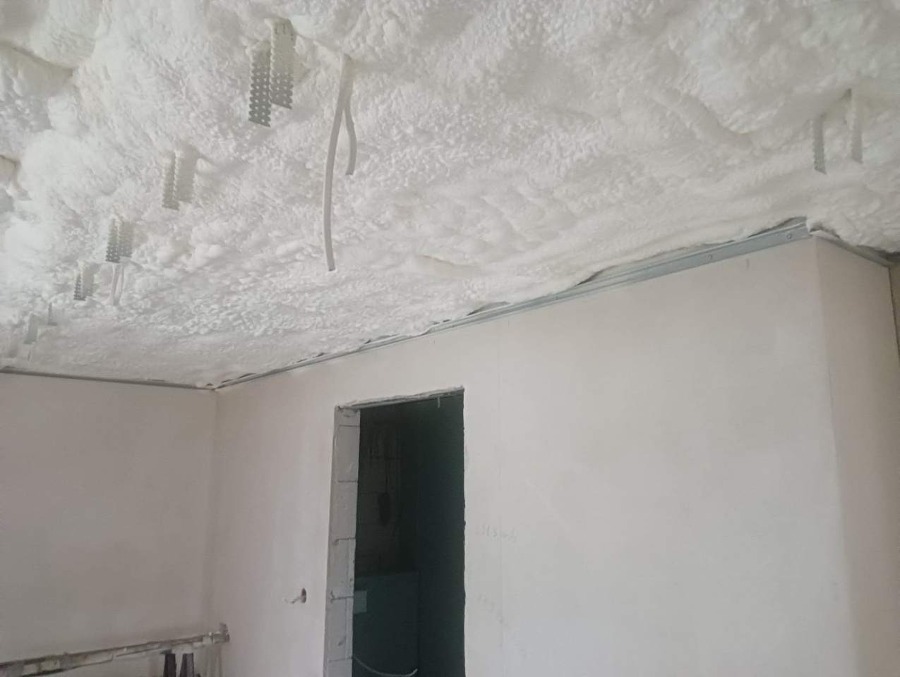 izolacja sufitu pianą PUR