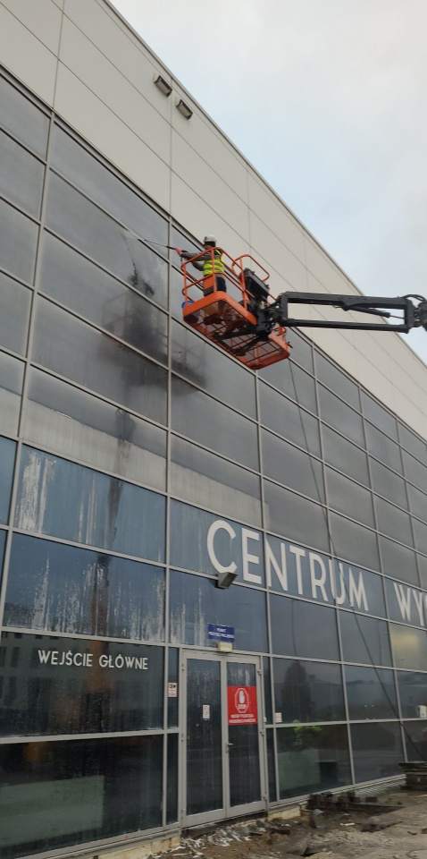 mycie elewacji centrów handlowych