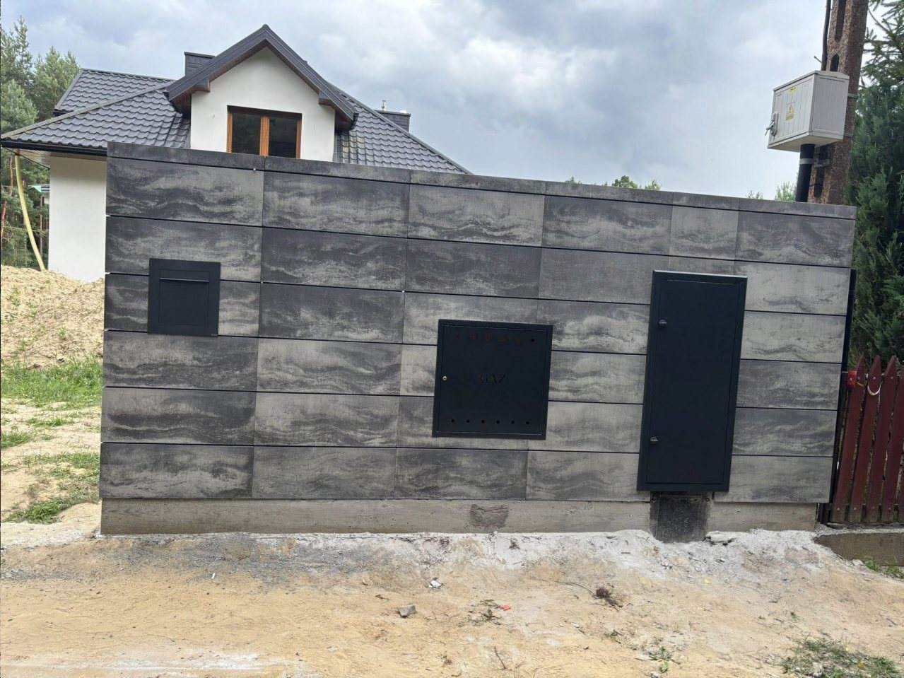 ogrodzenie ze skrzynkami