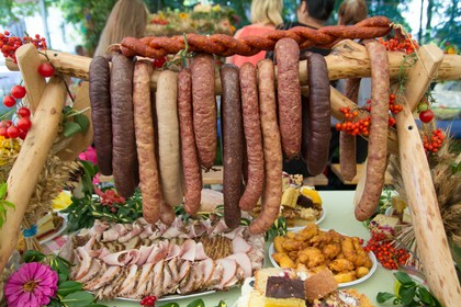 kiełbasy na wiejsci stół