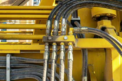 zakuwanie przewodów hydraulicznych