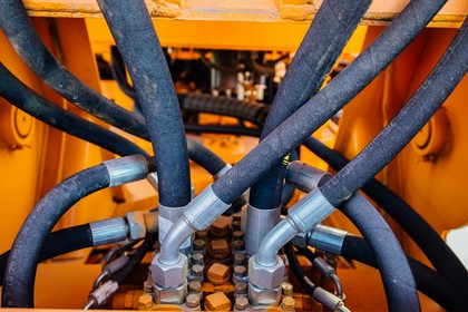 zakuwanie przewodów hydraulicznych