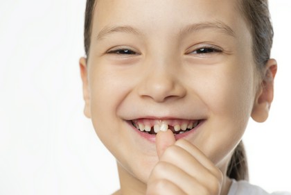 usuwanie zębów mlecznych