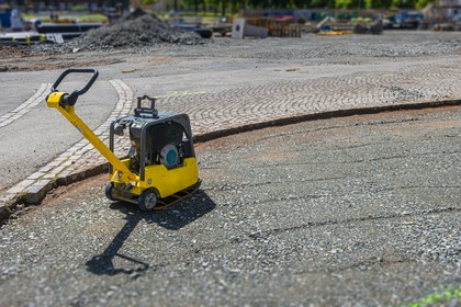 utwardzanie dróg pod kostkę brukową