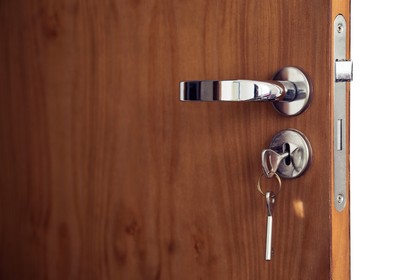 awaryjne otwieranie drzwi