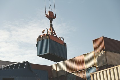 załadunek kontenerów dźwigiem