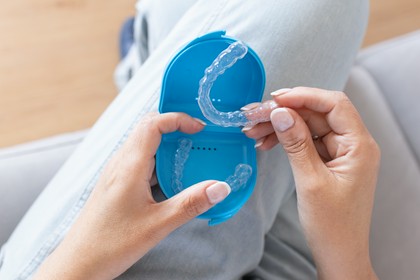 uśmiech z aparatem na zęby