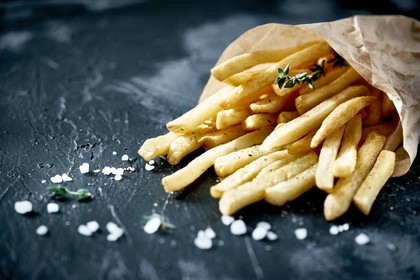 dzieci jedzą frytki