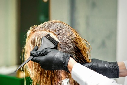 dekoloryzacja włosów