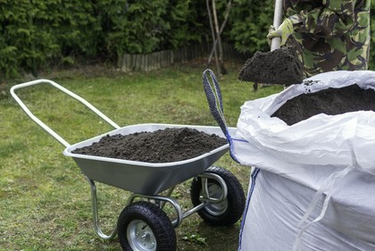 transport ziemi ogrodowej