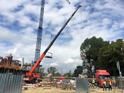 budowa konstrukcji dźwigiem