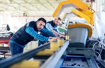 pracownicy na produkcje